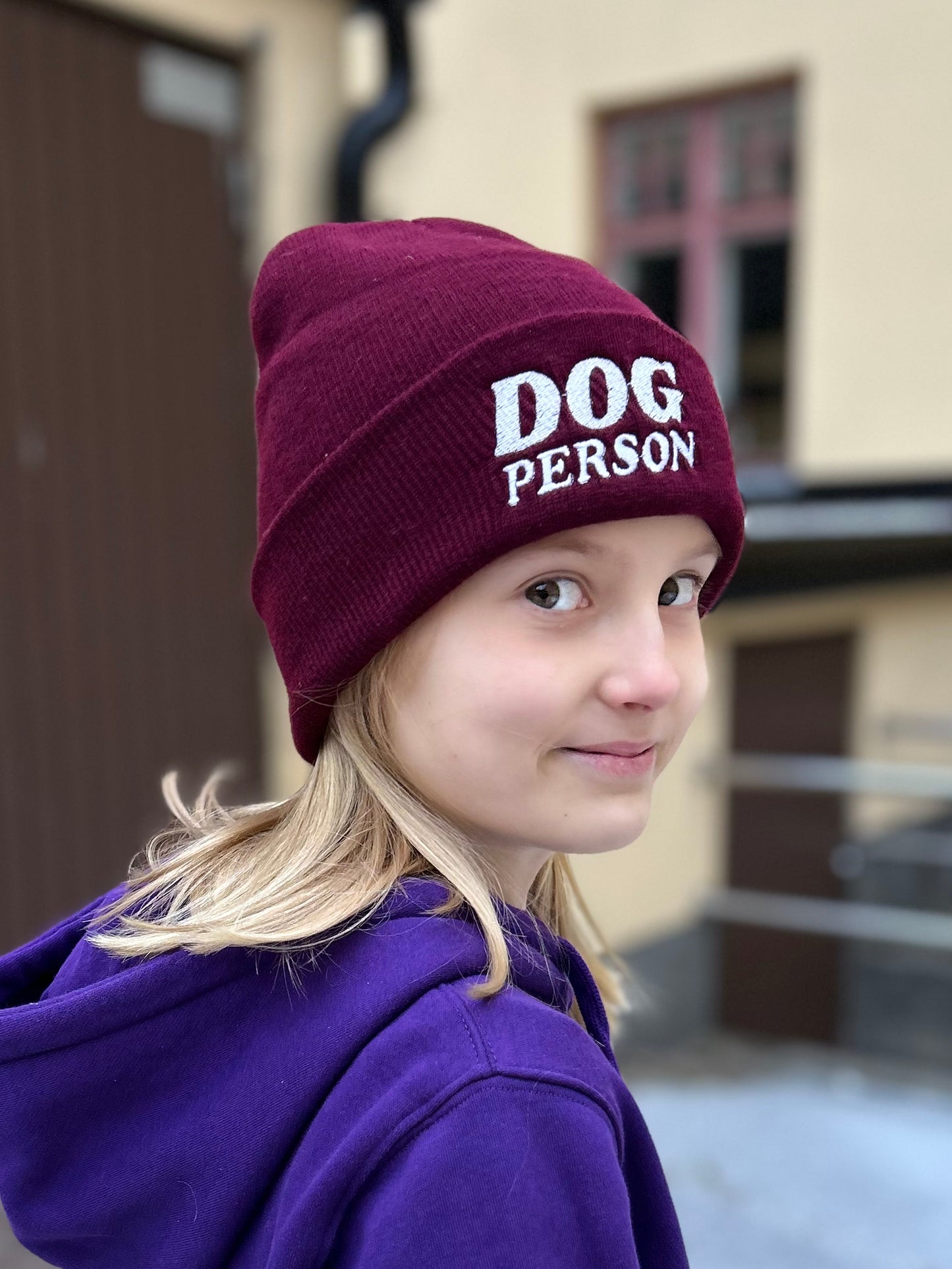 Dog Person -pipo, eri värejä